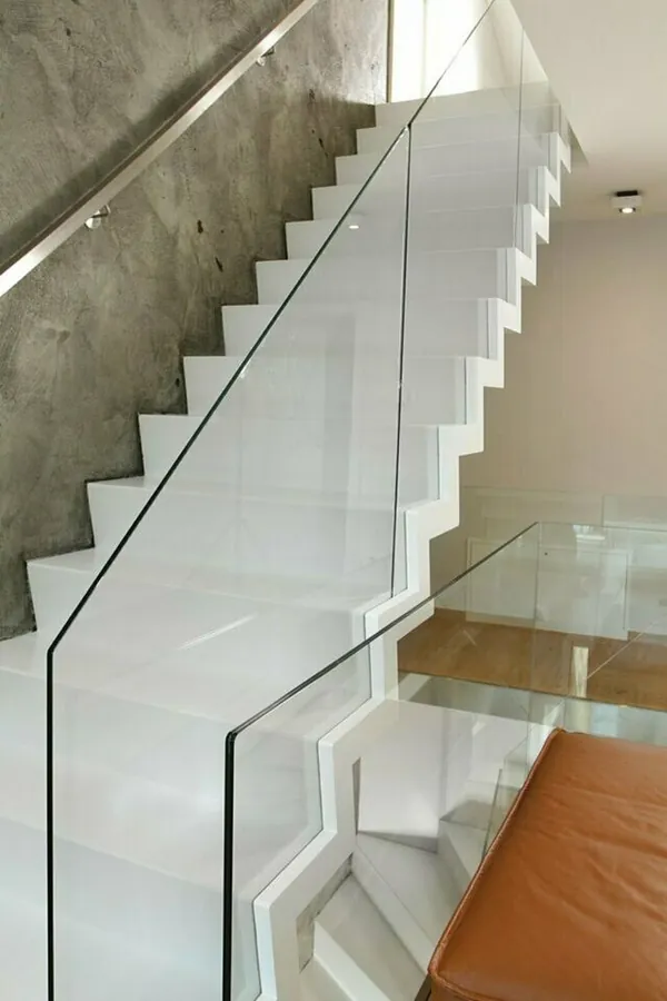 Weiße Faltwerktreppe mit Glasgeländer – Referenzprojekt