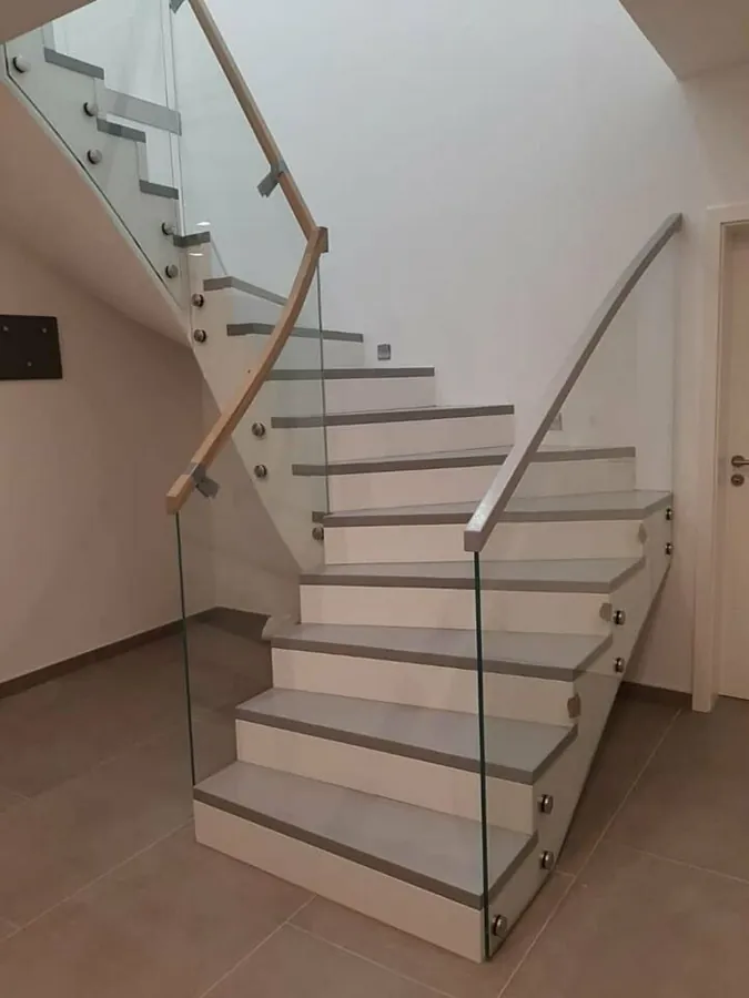 Weiße Podesttreppe mit Glasgeländer – Referenzprojekt