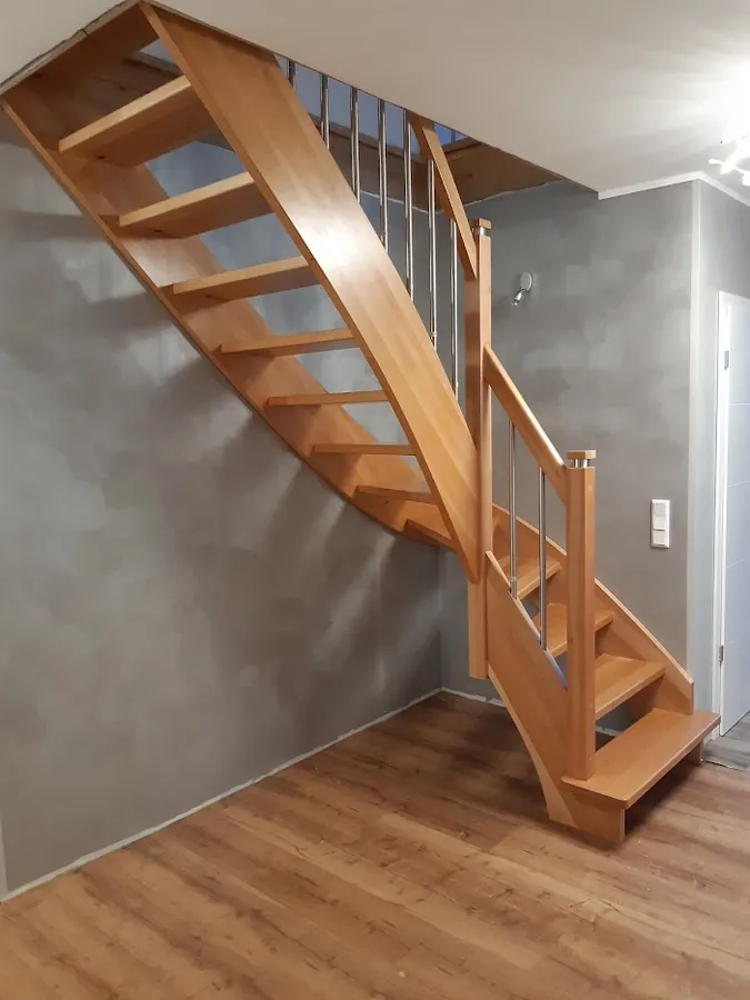 Klassische offene Holztreppe – Referenzprojekt