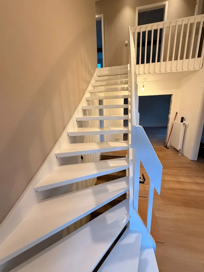 Weiße offene Holztreppe mit Galerie – Referenzprojekt