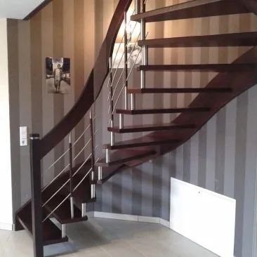 Dunkle Holztreppe mit Metallstäben – Referenzprojekt