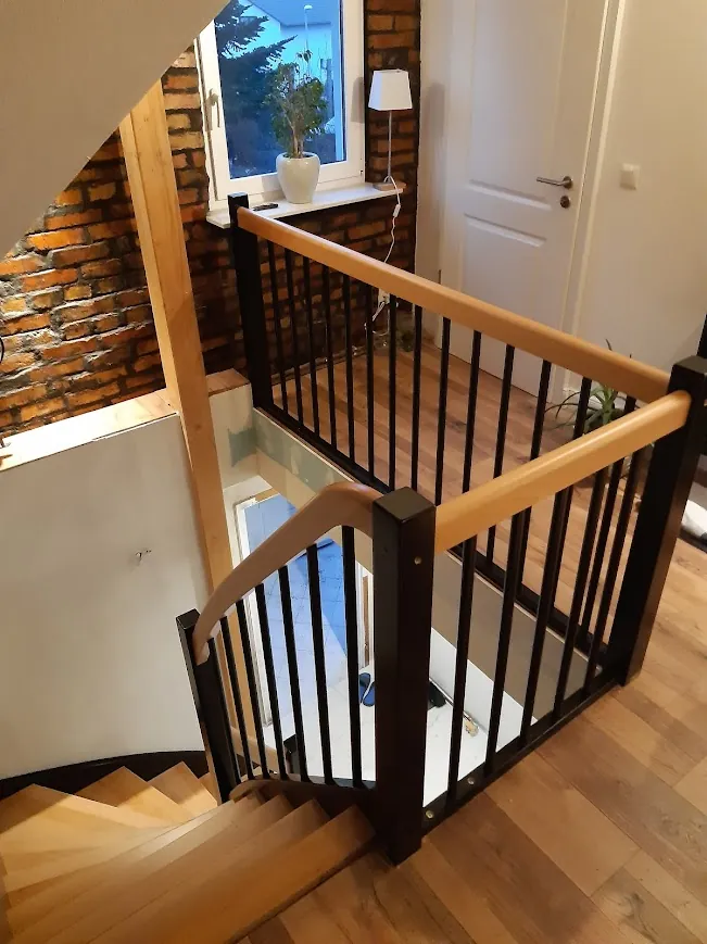 Holztreppe mit schwarzem Stabgeländer – Referenzprojekt