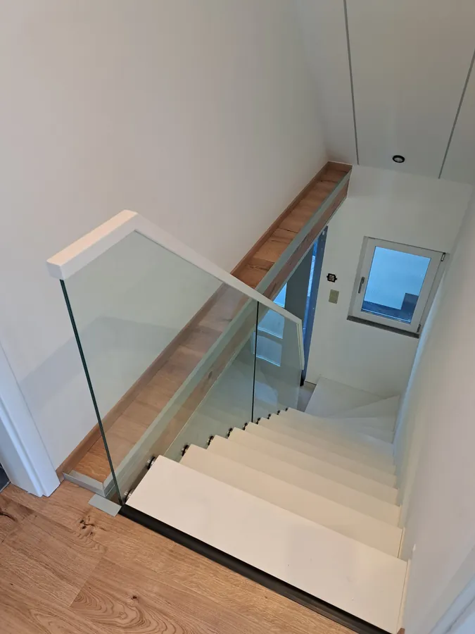 Weiße Treppe mit Glasbrüstung – Referenzprojekt