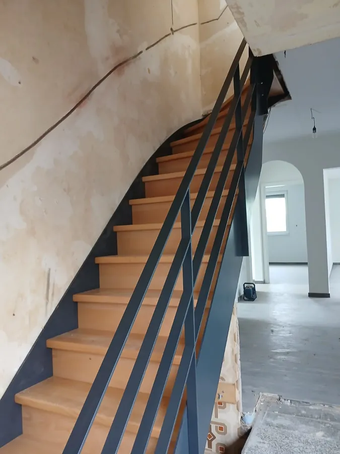 Holztreppe mit modernem schwarzem Geländer – Referenzprojekt