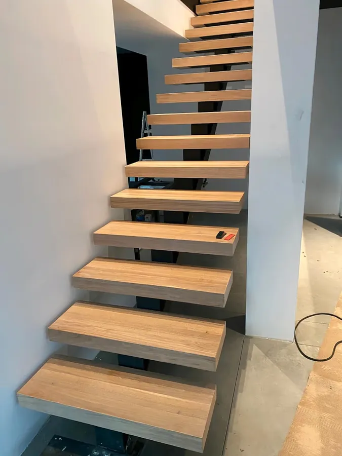 M-05: Gerade Mittelholmtreppe mit Holzstufen – Referenzprojekt