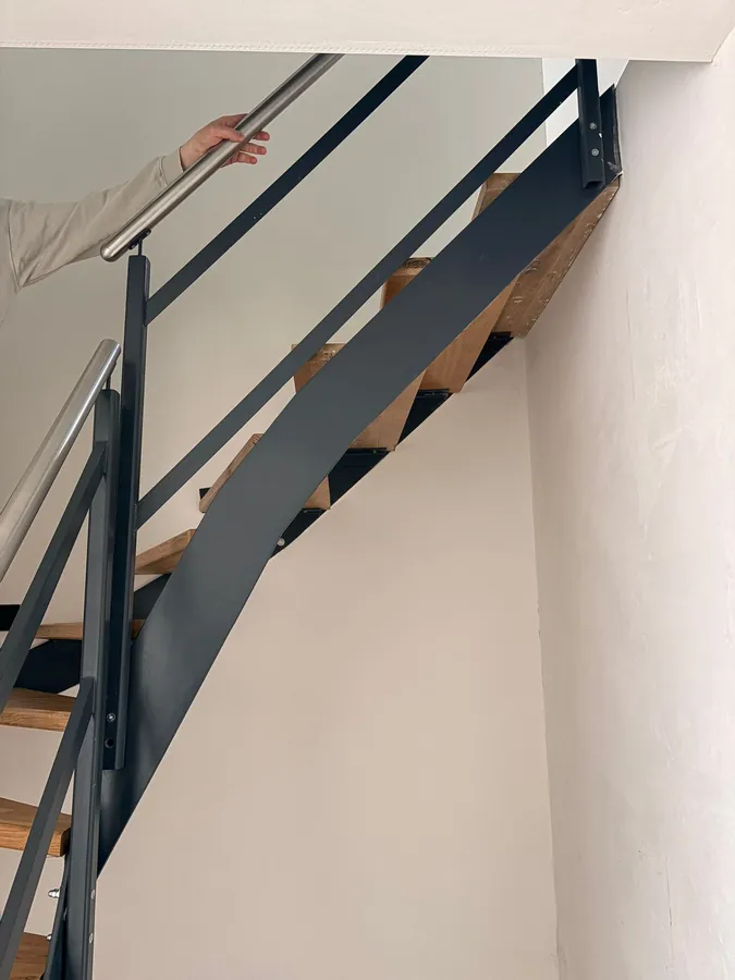 M-12: Gerade Stahltreppe mit Holzstufen und Handlauf – Referenzprojekt